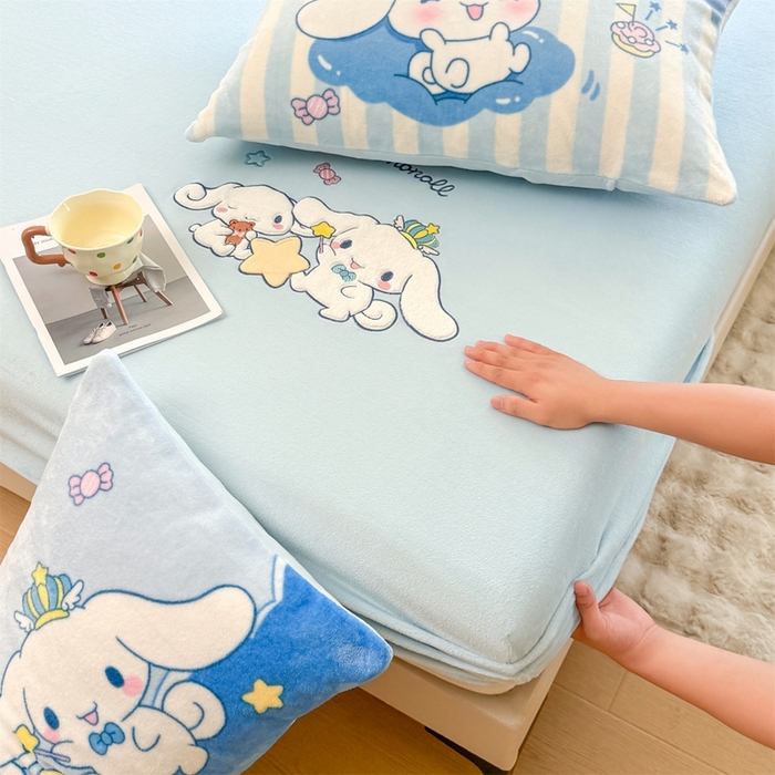 91家纺网 家纺一手货源 找家纺 雯豆家纺 正版授权IP纯色贴布绣牛奶绒床笠三件套加厚卡通床垫保护套 玉桂狗