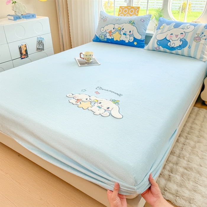91家纺网 家纺一手货源 找家纺 雯豆家纺 正版授权IP纯色贴布绣牛奶绒床笠三件套加厚卡通床垫保护套 玉桂狗