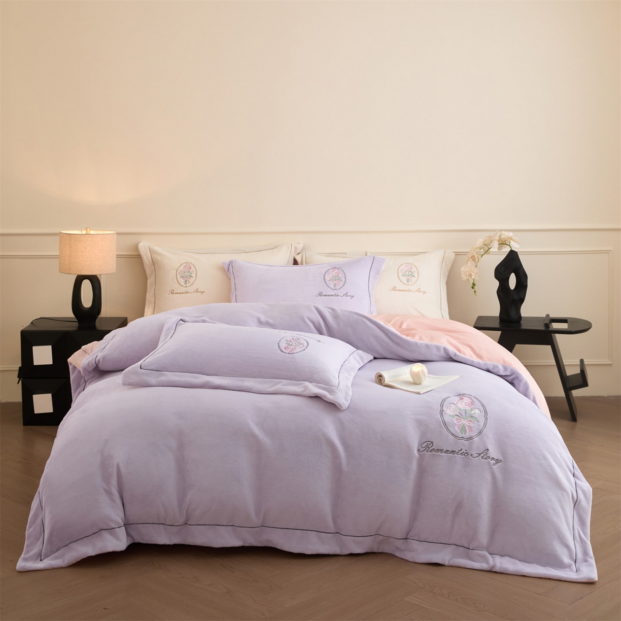 91家纺网 家纺一手货源 找家纺 梦幻之城 2025新款牛奶绒系列四件套-沁雅 沁雅-丁香紫+靓粉