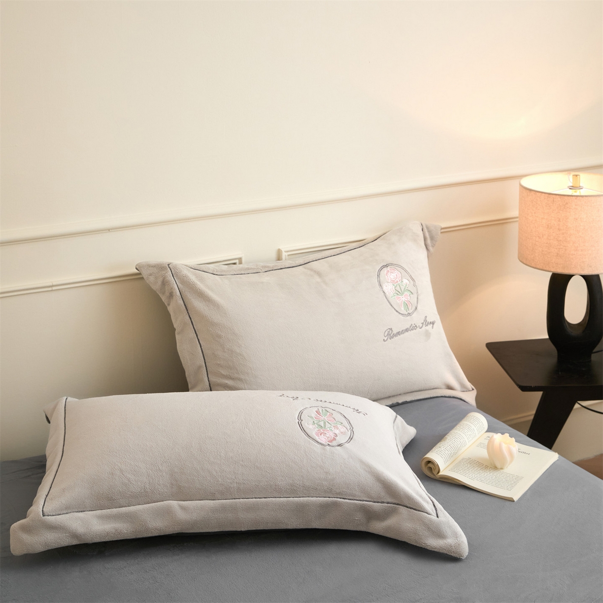 91家纺网 家纺一手货源 找家纺 梦幻之城 2025新款牛奶绒系列四件套-沁雅 沁雅-香草灰+经典灰