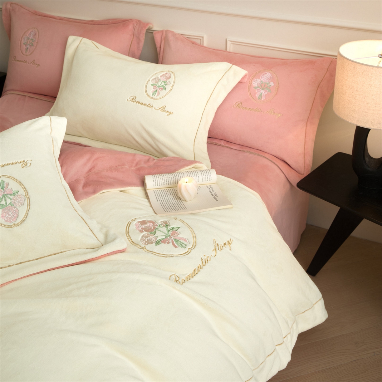 91家纺网 家纺一手货源 找家纺 梦幻之城 2025新款牛奶绒系列四件套-沁雅 沁雅-奶白+橙意粉