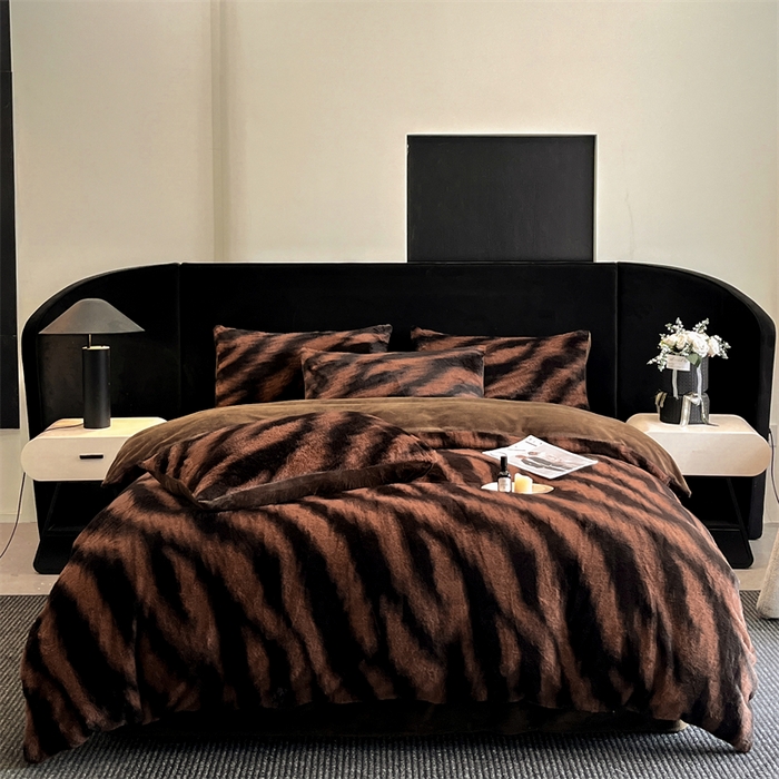 91家纺网 家纺一手货源 找家纺 莉莉安家纺 2025新款加厚保暖兔毛绒四件套 美拉德-斑马纹