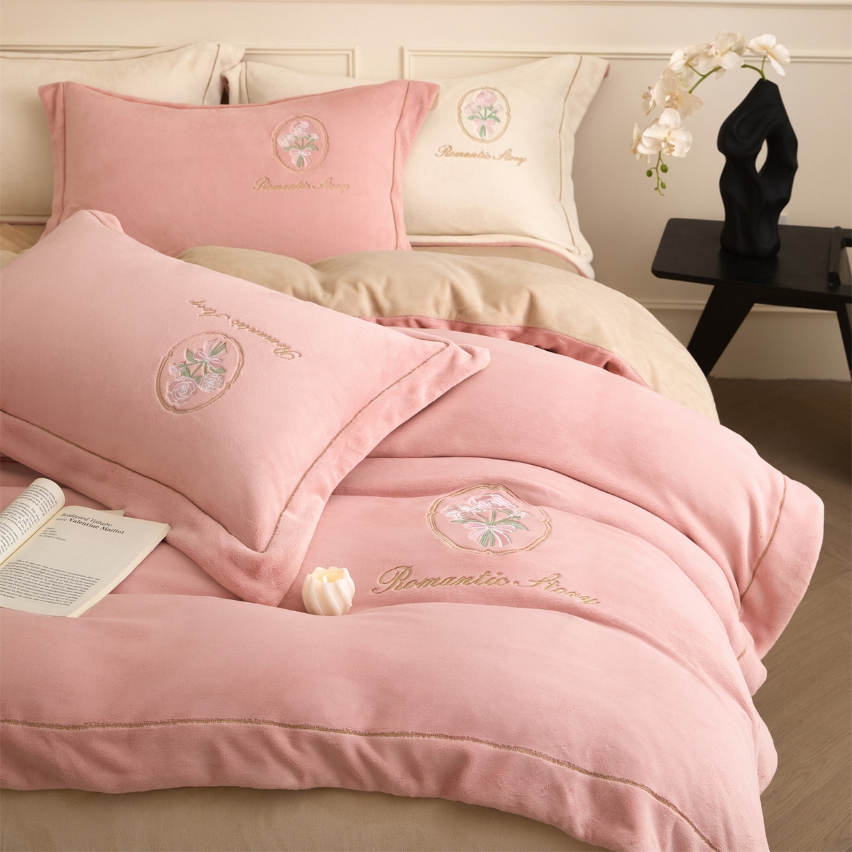 91家纺网 家纺一手货源 找家纺 梦幻之城 2025新款牛奶绒系列四件套-沁雅 沁雅-橙意粉+香槟色