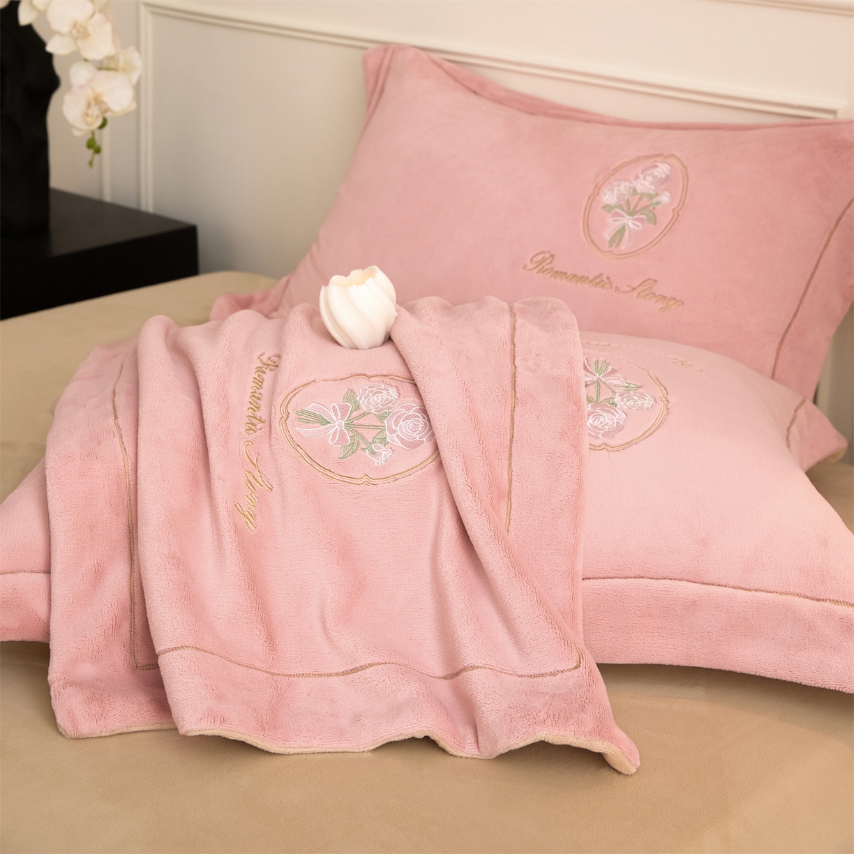 91家纺网 家纺一手货源 找家纺 梦幻之城 2025新款牛奶绒系列四件套-沁雅 沁雅-橙意粉+香槟色