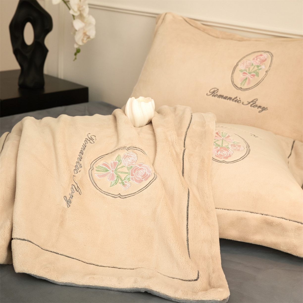 91家纺网 家纺一手货源 找家纺 梦幻之城 2025新款牛奶绒系列四件套-沁雅 沁雅-香槟色+经典灰