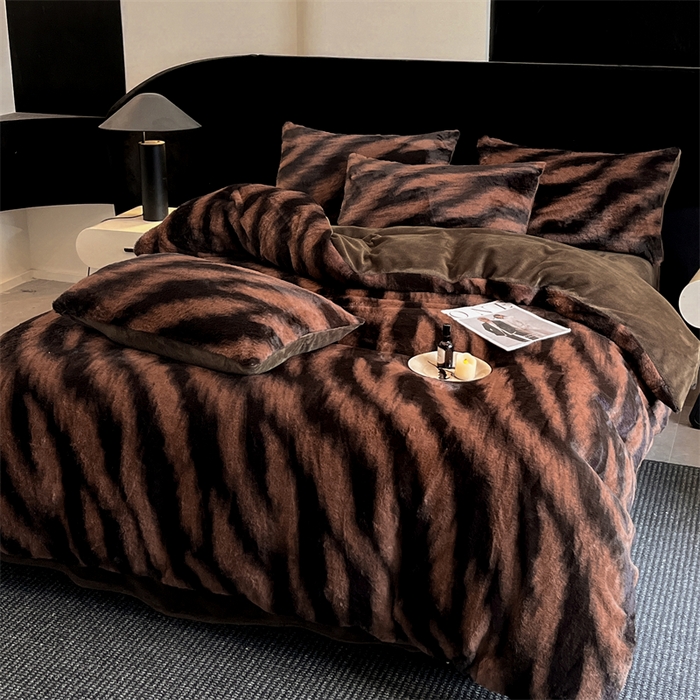 91家纺网 家纺一手货源 找家纺 莉莉安家纺 2025新款加厚保暖兔毛绒四件套 美拉德-斑马纹