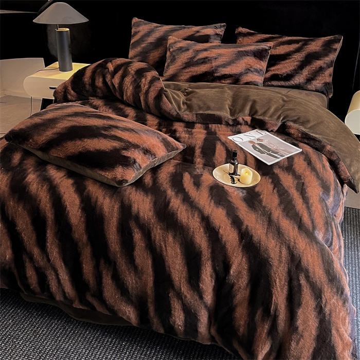 91家纺网 家纺一手货源 找家纺 莉莉安家纺 2025新款加厚保暖兔毛绒四件套 美拉德-斑马纹