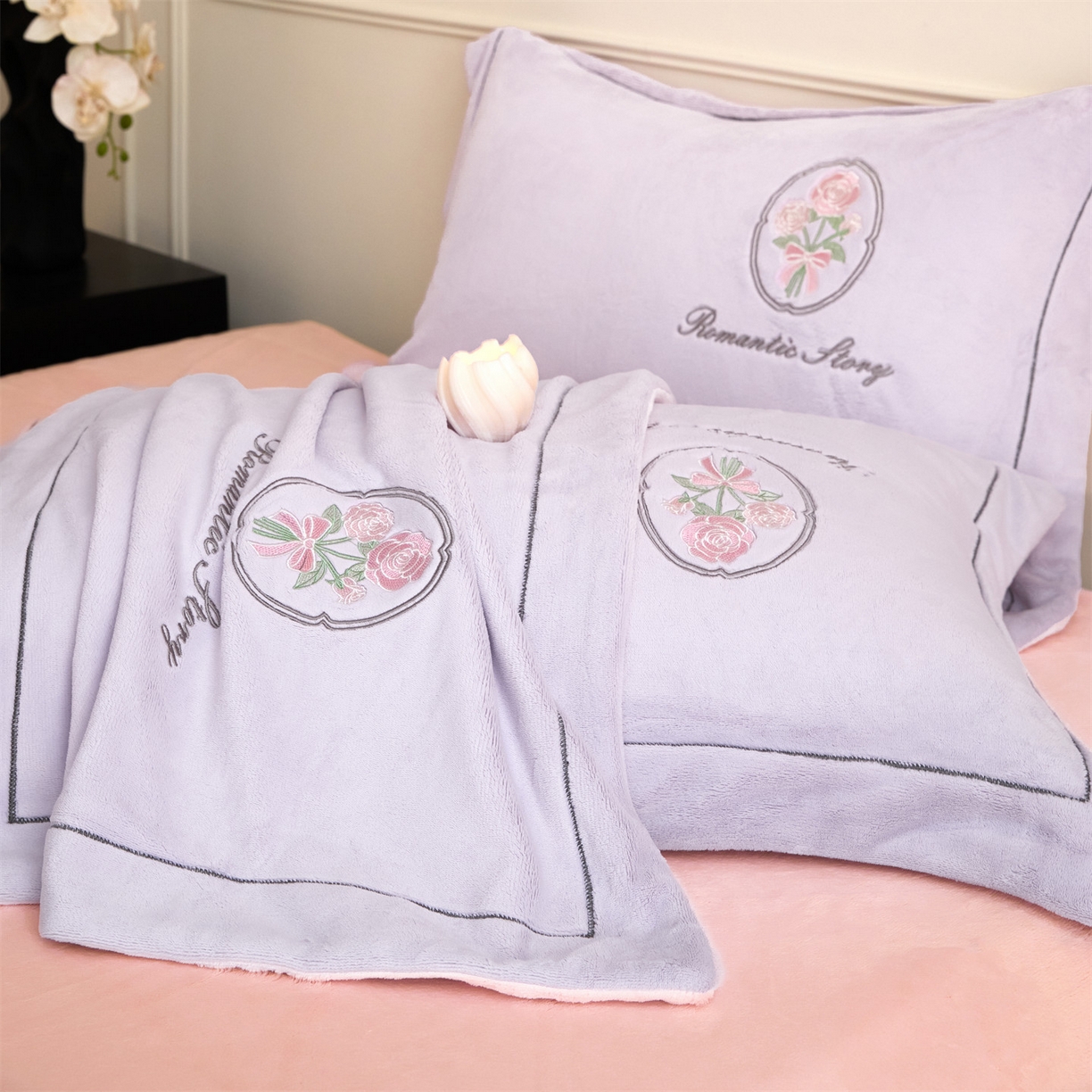 91家纺网 家纺一手货源 找家纺 梦幻之城 2025新款牛奶绒系列四件套-沁雅 沁雅-丁香紫+靓粉