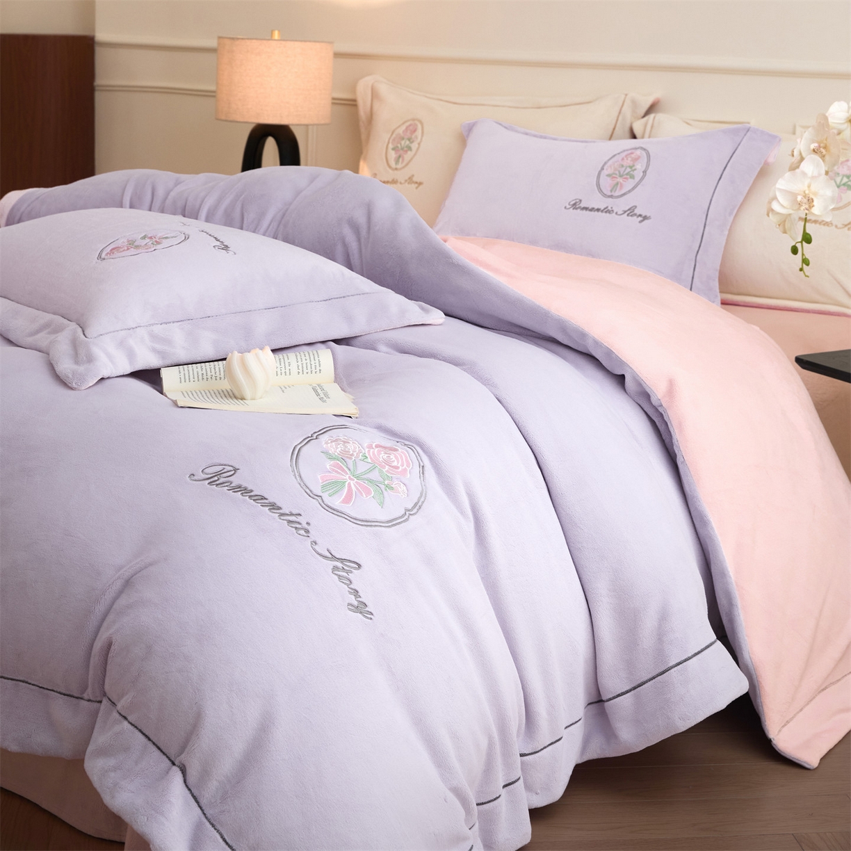 91家纺网 家纺一手货源 找家纺 梦幻之城 2025新款牛奶绒系列四件套-沁雅 沁雅-丁香紫+靓粉