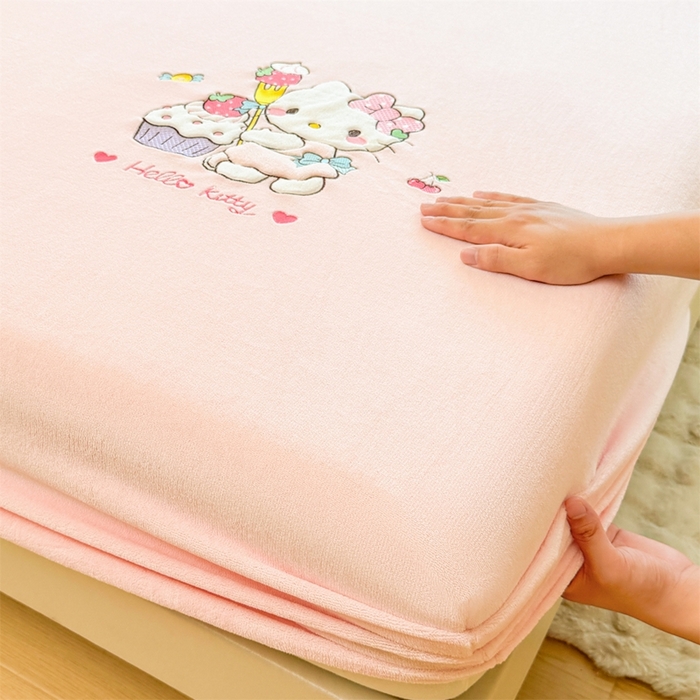 91家纺网 家纺一手货源 找家纺 雯豆家纺 正版授权IP纯色贴布绣牛奶绒床笠三件套加厚卡通床垫保护套 KITTY猫