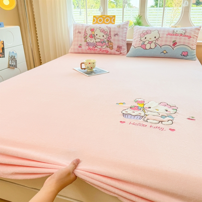 91家纺网 家纺一手货源 找家纺 雯豆家纺 正版授权IP纯色贴布绣牛奶绒床笠三件套加厚卡通床垫保护套 KITTY猫
