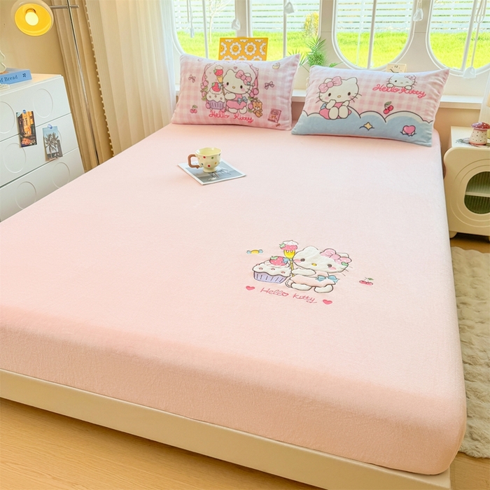 91家纺网 家纺一手货源 找家纺 雯豆家纺 正版授权IP纯色贴布绣牛奶绒床笠三件套加厚卡通床垫保护套 KITTY猫
