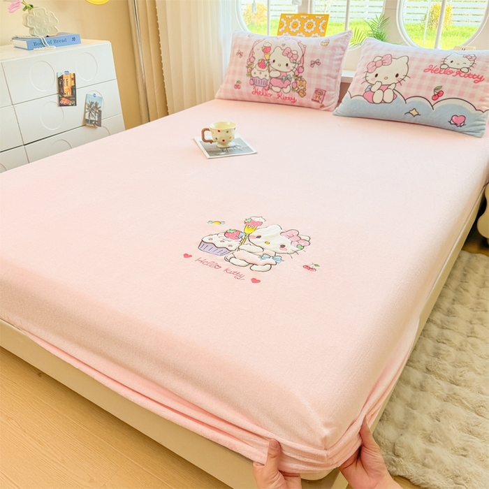 91家纺网 家纺一手货源 找家纺 雯豆家纺 正版授权IP纯色贴布绣牛奶绒床笠三件套加厚卡通床垫保护套 KITTY猫