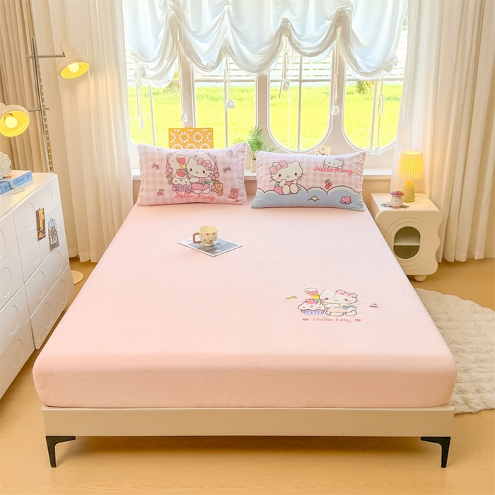 91家纺网 家纺一手货源 找家纺 雯豆家纺 正版授权IP纯色贴布绣牛奶绒床笠三件套加厚卡通床垫保护套 KITTY猫