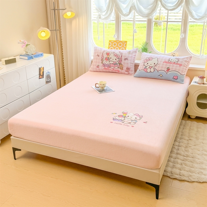 91家纺网 家纺一手货源 找家纺 雯豆家纺 正版授权IP纯色贴布绣牛奶绒床笠三件套加厚卡通床垫保护套 KITTY猫