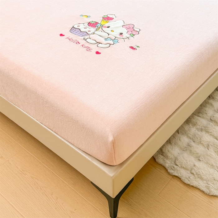 91家纺网 家纺一手货源 找家纺 雯豆家纺 正版授权IP纯色贴布绣牛奶绒床笠三件套加厚卡通床垫保护套 KITTY猫