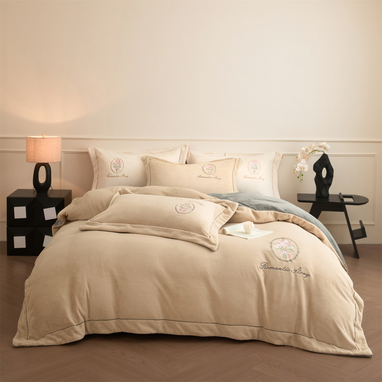 91家纺网 家纺一手货源 找家纺 梦幻之城 2025新款牛奶绒系列四件套-沁雅 沁雅-香槟色+经典灰