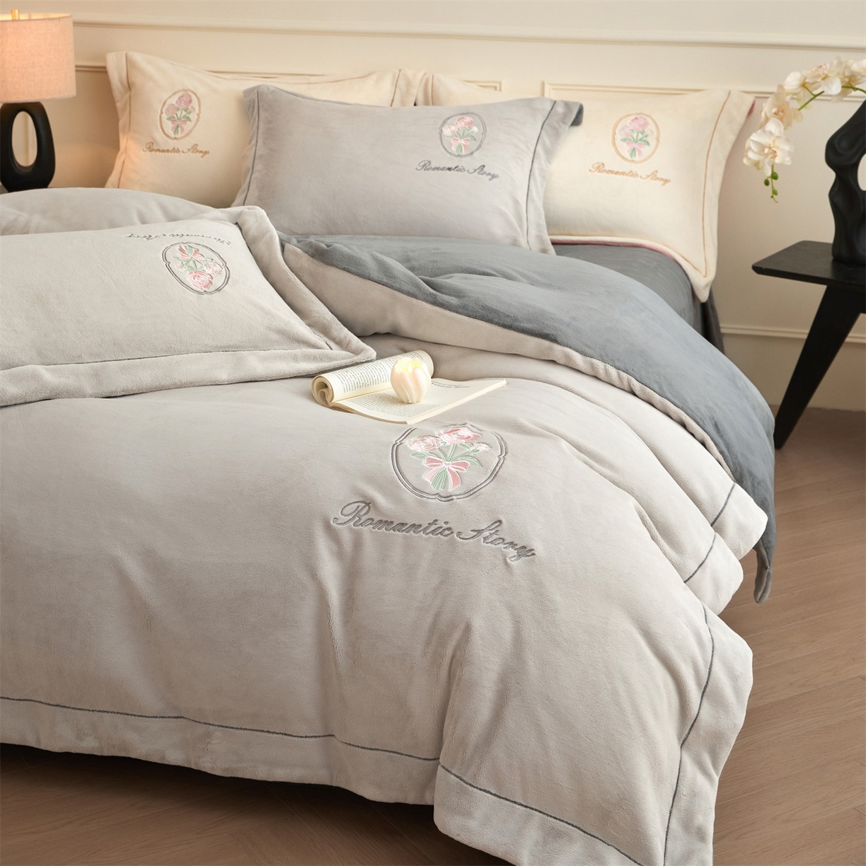 91家纺网 家纺一手货源 找家纺 梦幻之城 2025新款牛奶绒系列四件套-沁雅 沁雅-香草灰+经典灰