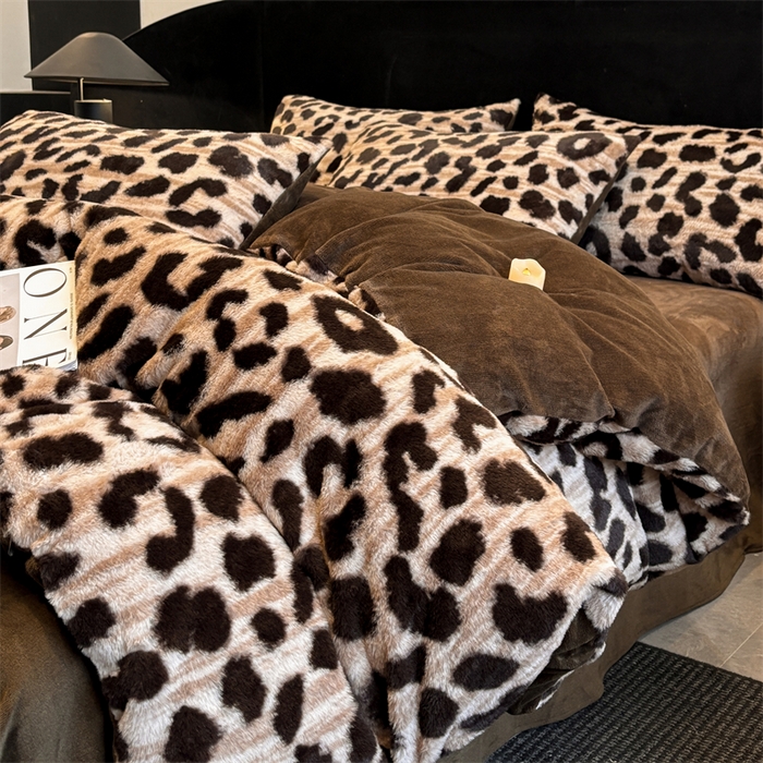 91家纺网 家纺一手货源 找家纺 莉莉安家纺 2025新款加厚保暖兔毛绒四件套 美拉德-豹纹