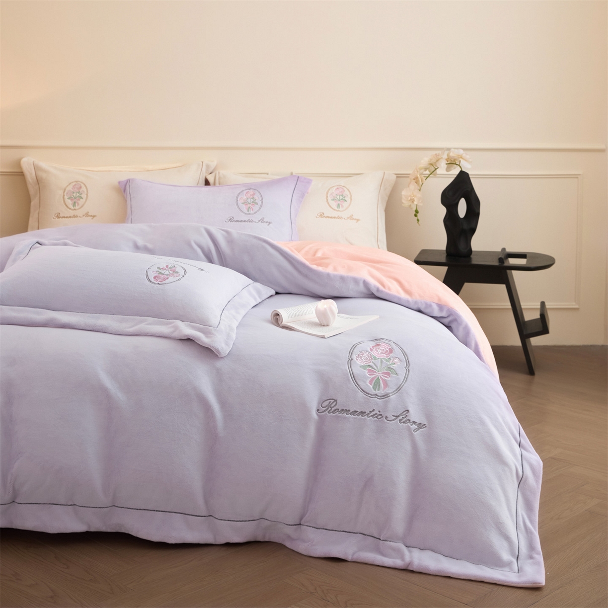 91家纺网 家纺一手货源 找家纺 梦幻之城 2025新款牛奶绒系列四件套-沁雅 沁雅-丁香紫+靓粉