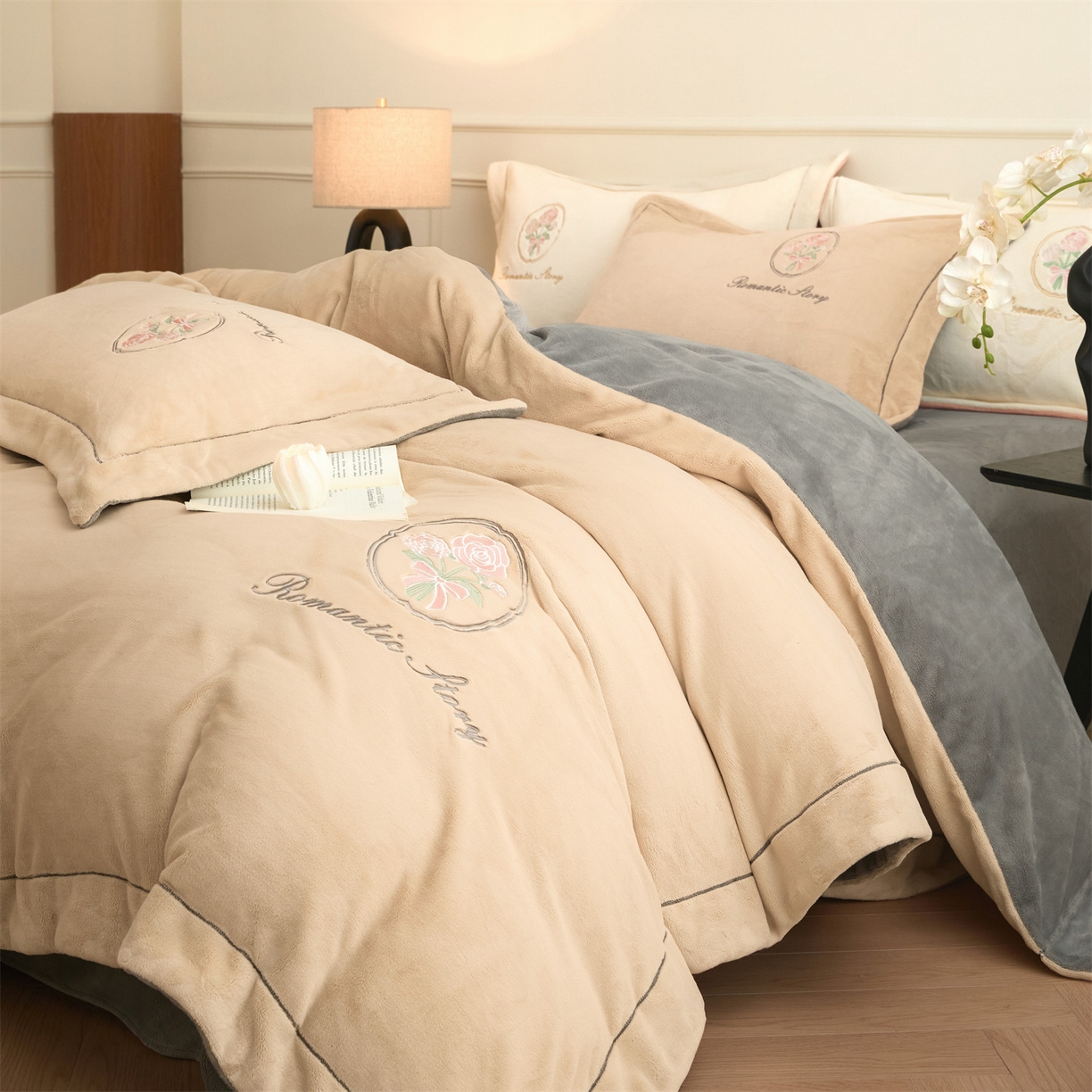 91家纺网 家纺一手货源 找家纺 梦幻之城 2025新款牛奶绒系列四件套-沁雅 沁雅-香槟色+经典灰