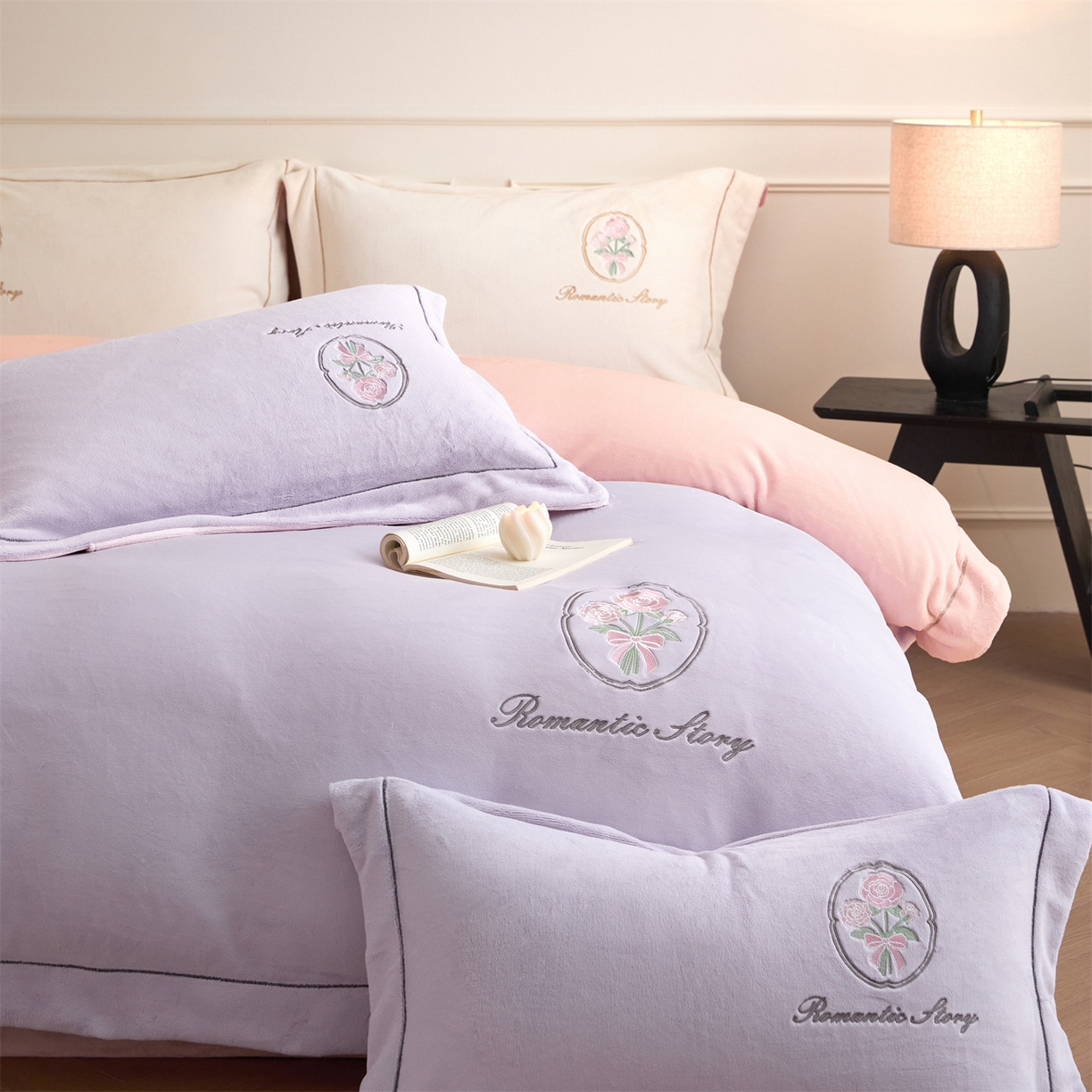 91家纺网 家纺一手货源 找家纺 梦幻之城 2025新款牛奶绒系列四件套-沁雅 沁雅-丁香紫+靓粉