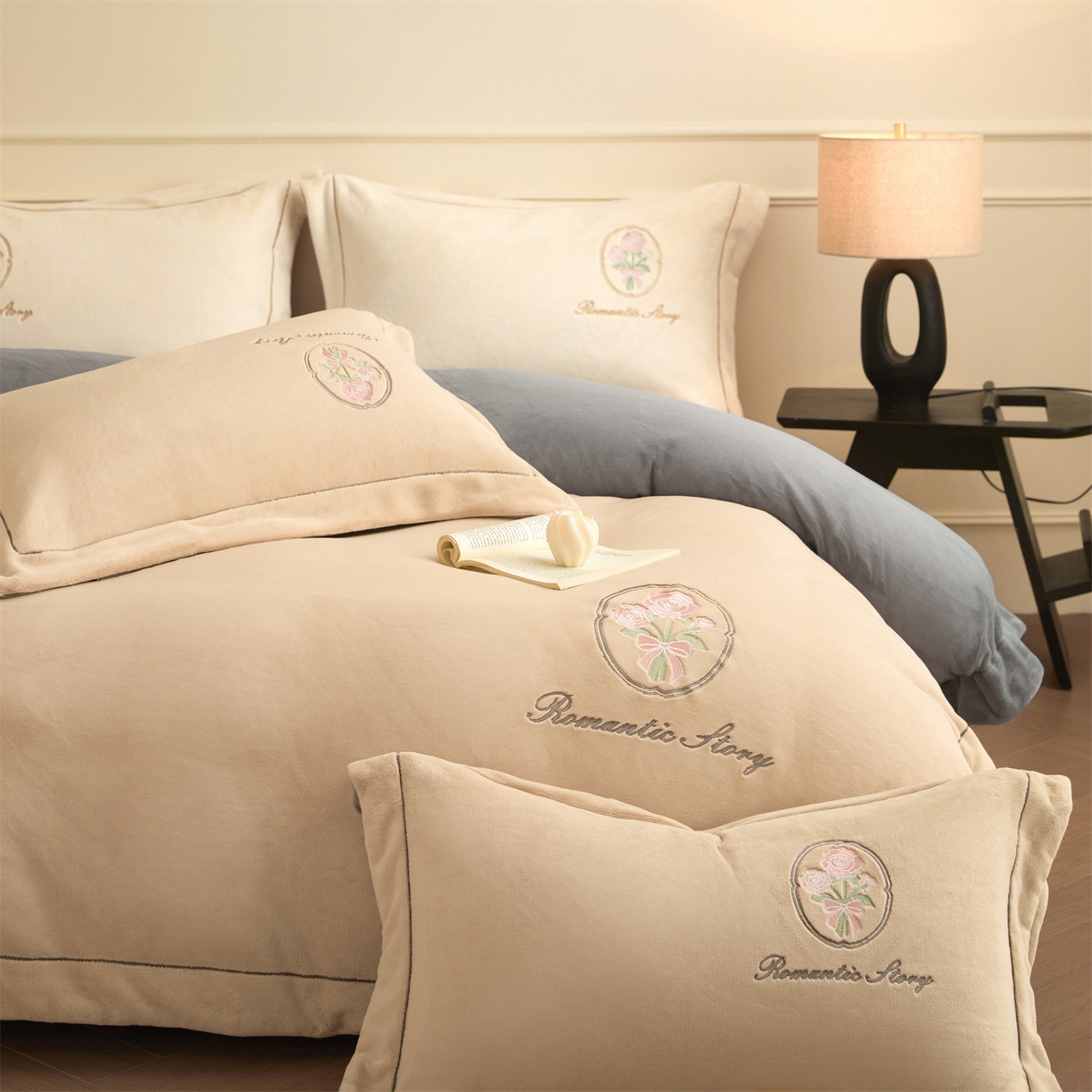 91家纺网 家纺一手货源 找家纺 梦幻之城 2025新款牛奶绒系列四件套-沁雅 沁雅-香槟色+经典灰