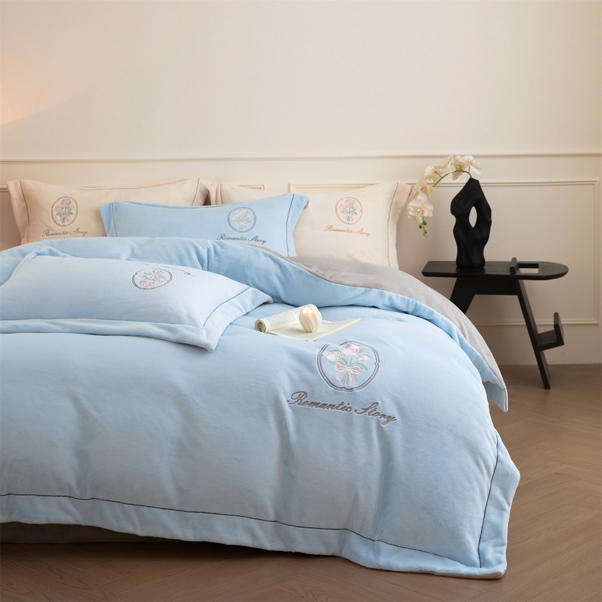 91家纺网 家纺一手货源 找家纺 梦幻之城 2025新款牛奶绒系列四件套-沁雅 沁雅-天空蓝+香草灰