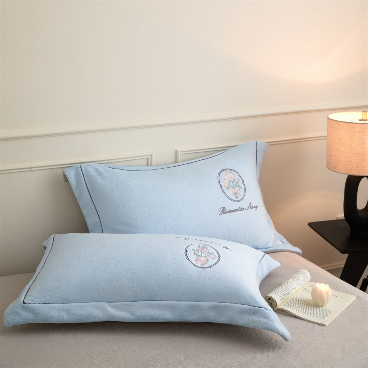 91家纺网 家纺一手货源 找家纺 梦幻之城 2025新款牛奶绒系列四件套-沁雅 沁雅-天空蓝+香草灰