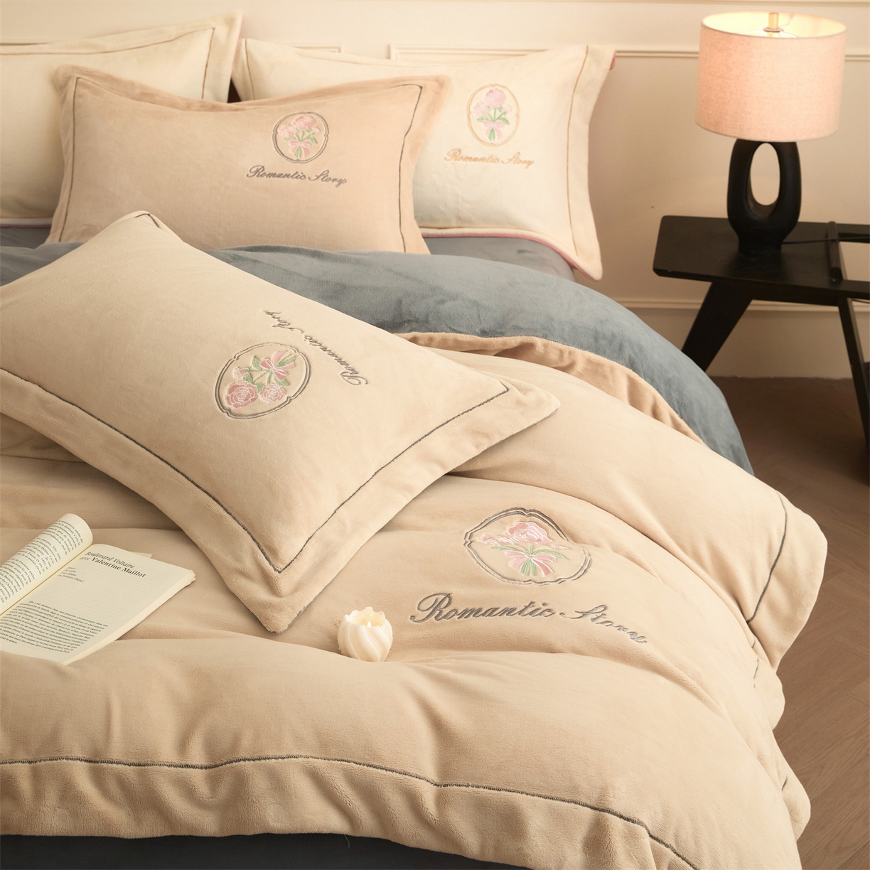 91家纺网 家纺一手货源 找家纺 梦幻之城 2025新款牛奶绒系列四件套-沁雅 沁雅-香槟色+经典灰