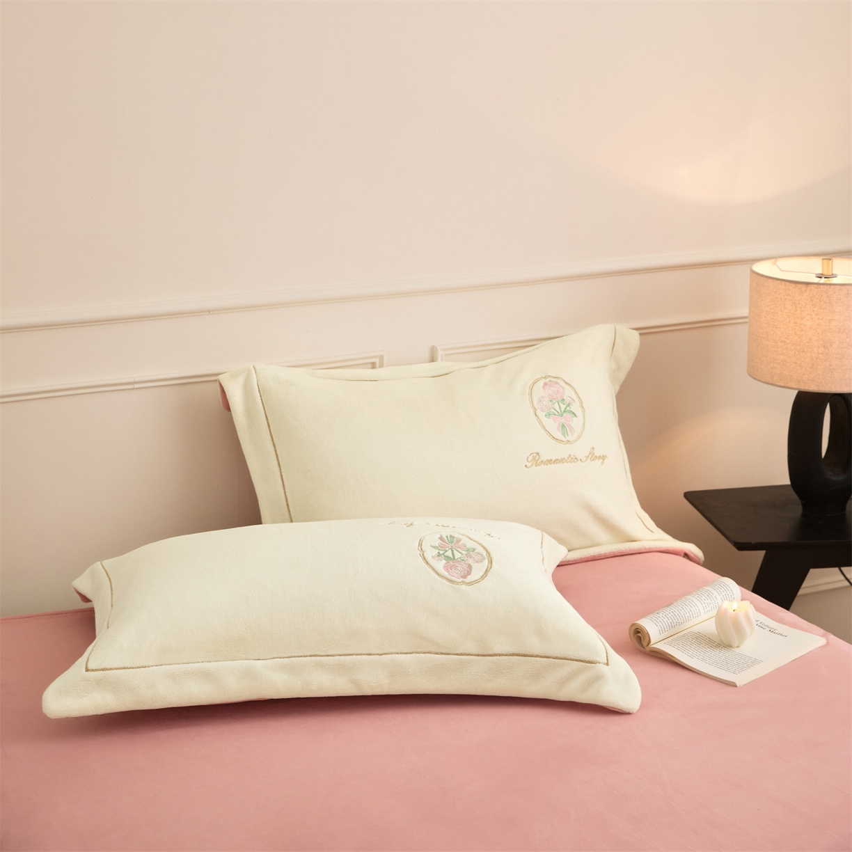 91家纺网 家纺一手货源 找家纺 梦幻之城 2025新款牛奶绒系列四件套-沁雅 沁雅-奶白+橙意粉