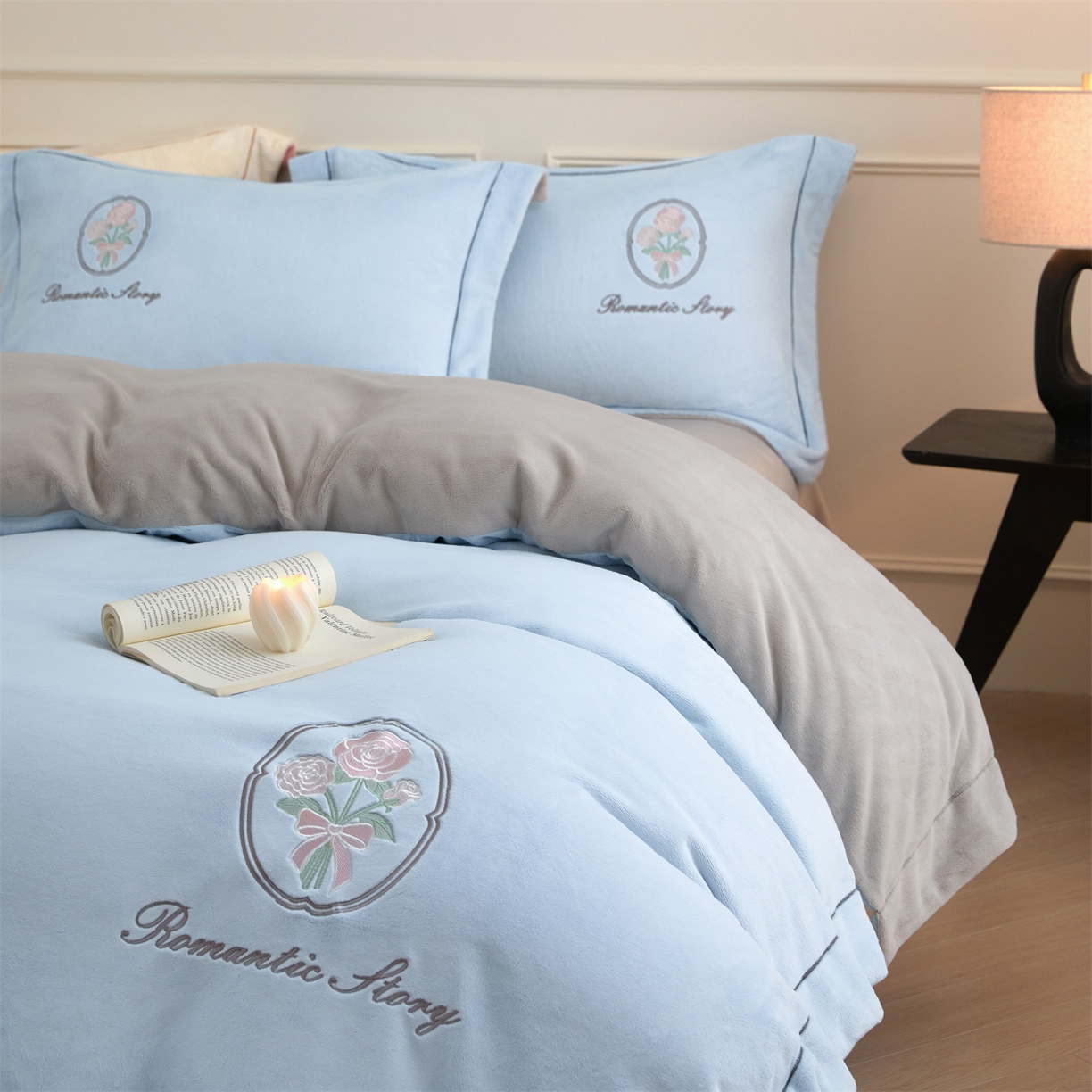 91家纺网 家纺一手货源 找家纺 梦幻之城 2025新款牛奶绒系列四件套-沁雅 沁雅-天空蓝+香草灰