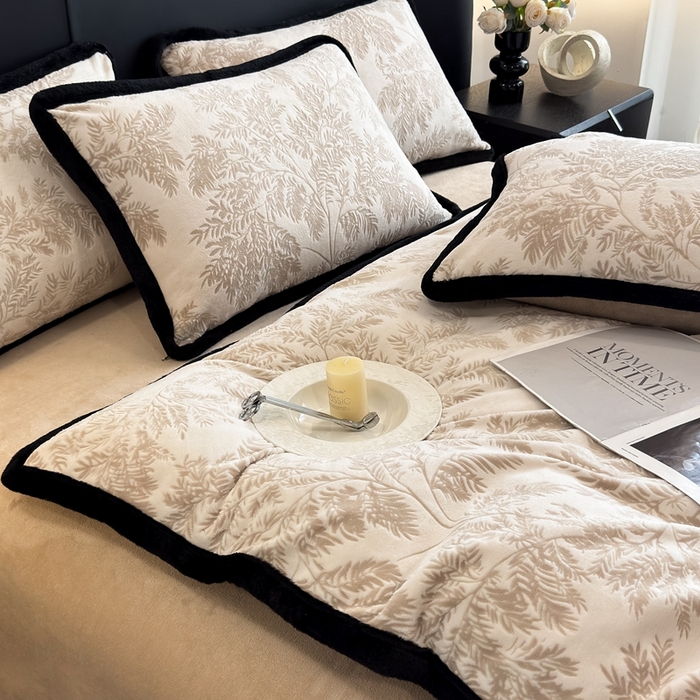 91家纺网 家纺一手货源 找家纺 （总）卡罗兰 2025新款雕花牛奶绒兔毛包边四件套