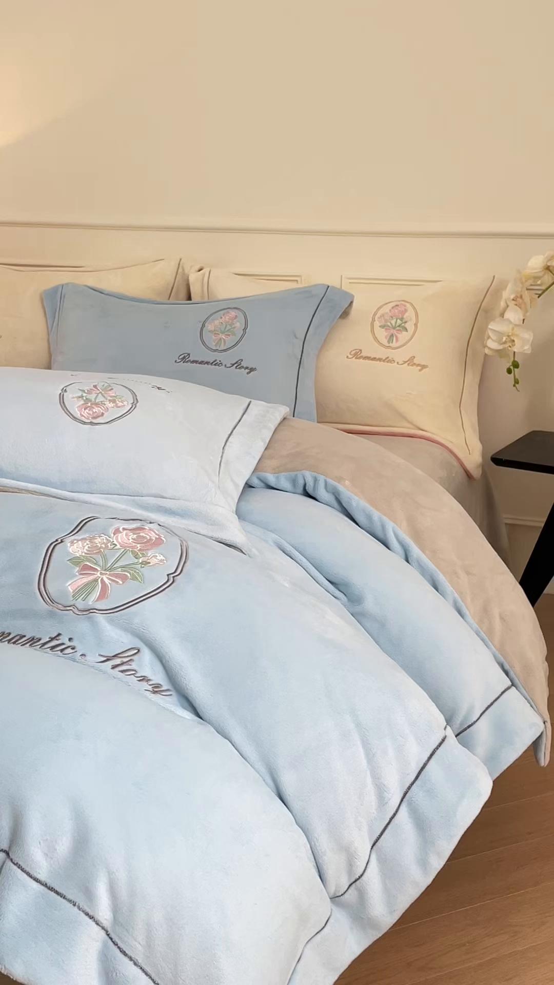 91家纺网 家纺一手货源 找家纺 梦幻之城 2025新款牛奶绒系列四件套-沁雅 沁雅-天空蓝+香草灰