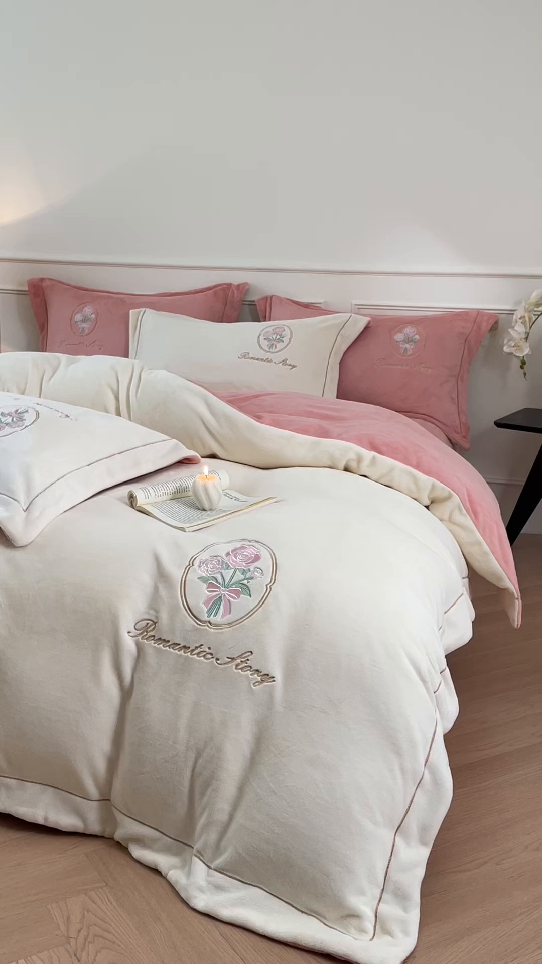 91家纺网 家纺一手货源 找家纺 梦幻之城 2025新款牛奶绒系列四件套-沁雅 沁雅-奶白+橙意粉