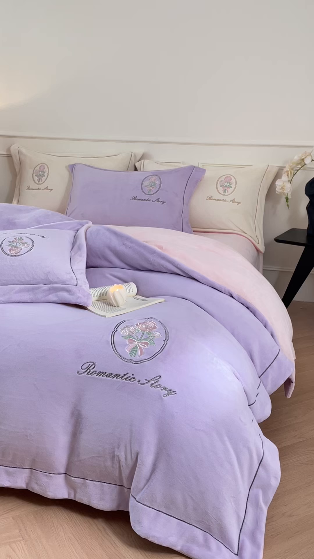 91家纺网 家纺一手货源 找家纺 梦幻之城 2025新款牛奶绒系列四件套-沁雅 沁雅-丁香紫+靓粉