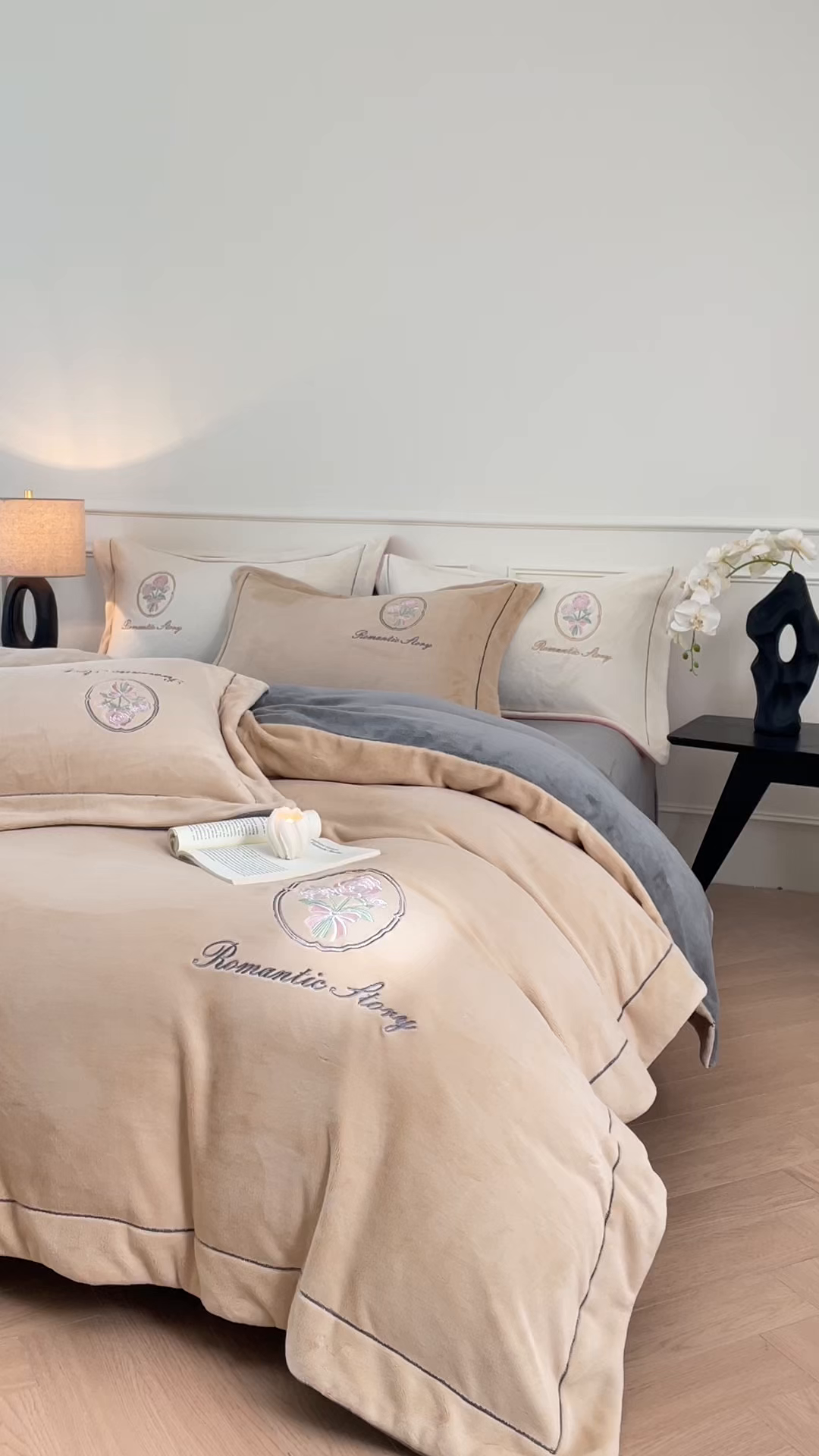 91家纺网 家纺一手货源 找家纺 梦幻之城 2025新款牛奶绒系列四件套-沁雅 沁雅-香槟色+经典灰