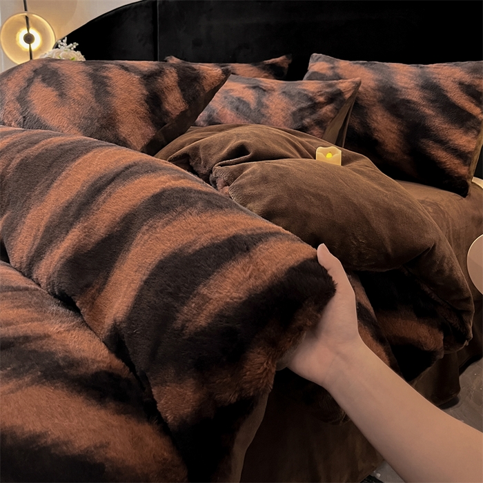 91家纺网 家纺一手货源 找家纺 莉莉安家纺 2025新款加厚保暖兔毛绒四件套 美拉德-斑马纹