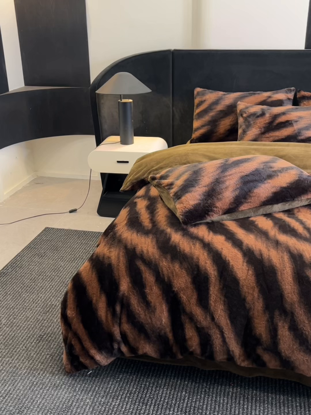 91家纺网 家纺一手货源 找家纺 莉莉安家纺 2025新款加厚保暖兔毛绒四件套 美拉德-斑马纹