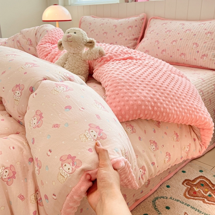 91家纺网 家纺一手货源 找家纺 （总）铺尚美家纺 2025新款云感双层纱ins少女心可爱系加厚豆豆被床盖暖梦系列（小红书推荐）
