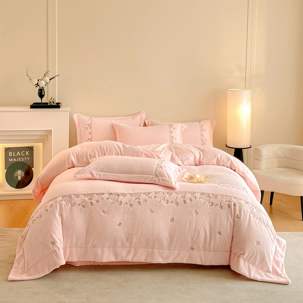 91家纺网 家纺一手货源 找家纺 新方向 2025新款高克重240克A类全消光刺绣牛奶绒四件套-花意浓 花意浓-蔷薇粉