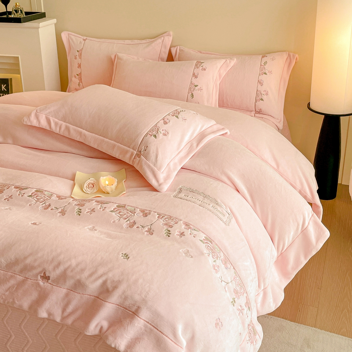 91家纺网 家纺一手货源 找家纺 新方向 2025新款高克重240克A类全消光刺绣牛奶绒四件套-花意浓 花意浓-蔷薇粉