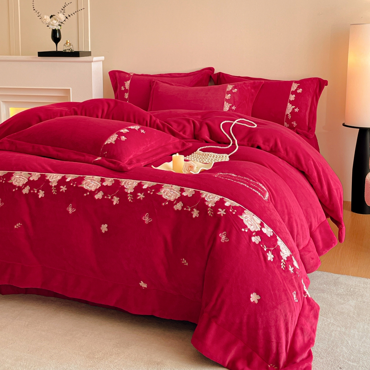 91家纺网 家纺一手货源 找家纺 新方向 2025新款高克重240克A类全消光刺绣牛奶绒四件套-花意浓 花意浓-洋酒红