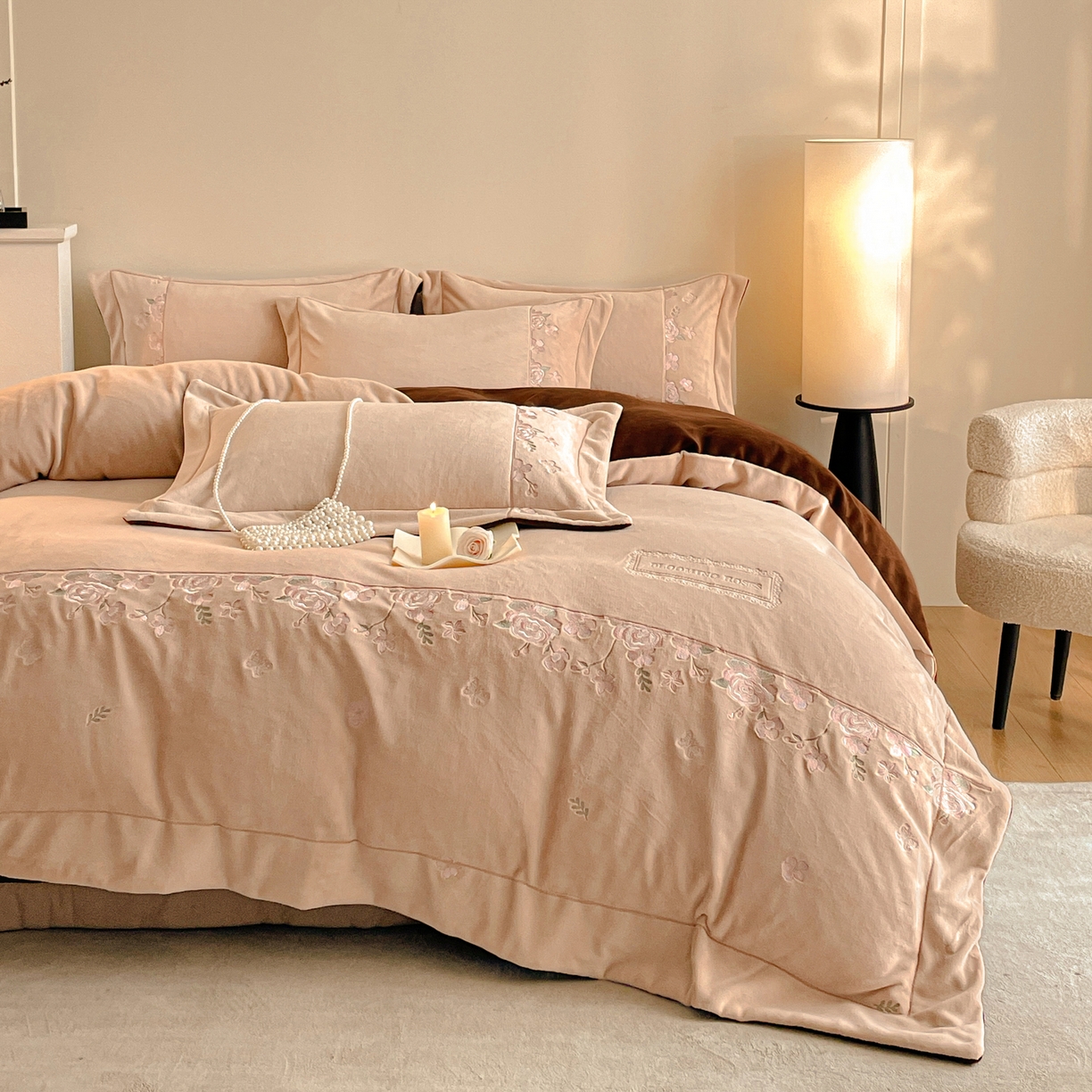 91家纺网 家纺一手货源 找家纺 新方向 2025新款高克重240克A类全消光刺绣牛奶绒四件套-花意浓 花意浓-香槟咖