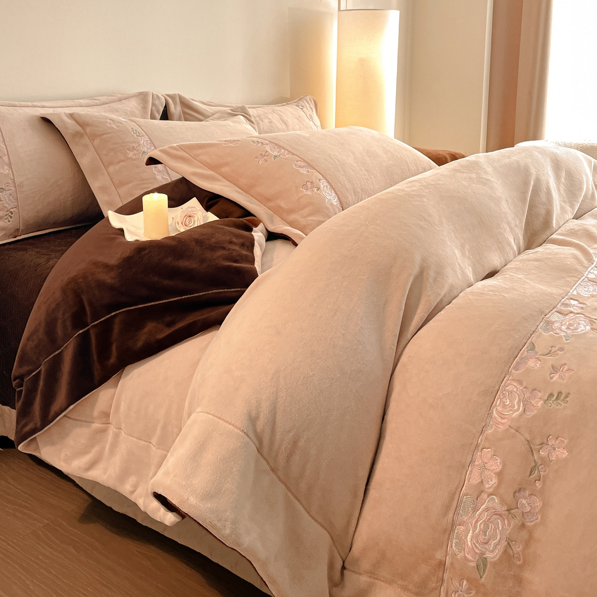 91家纺网 家纺一手货源 找家纺 新方向 2025新款高克重240克A类全消光刺绣牛奶绒四件套-花意浓 花意浓-香槟咖