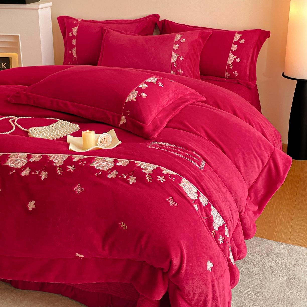 91家纺网 家纺一手货源 找家纺 新方向 2025新款高克重240克A类全消光刺绣牛奶绒四件套-花意浓 花意浓-洋酒红