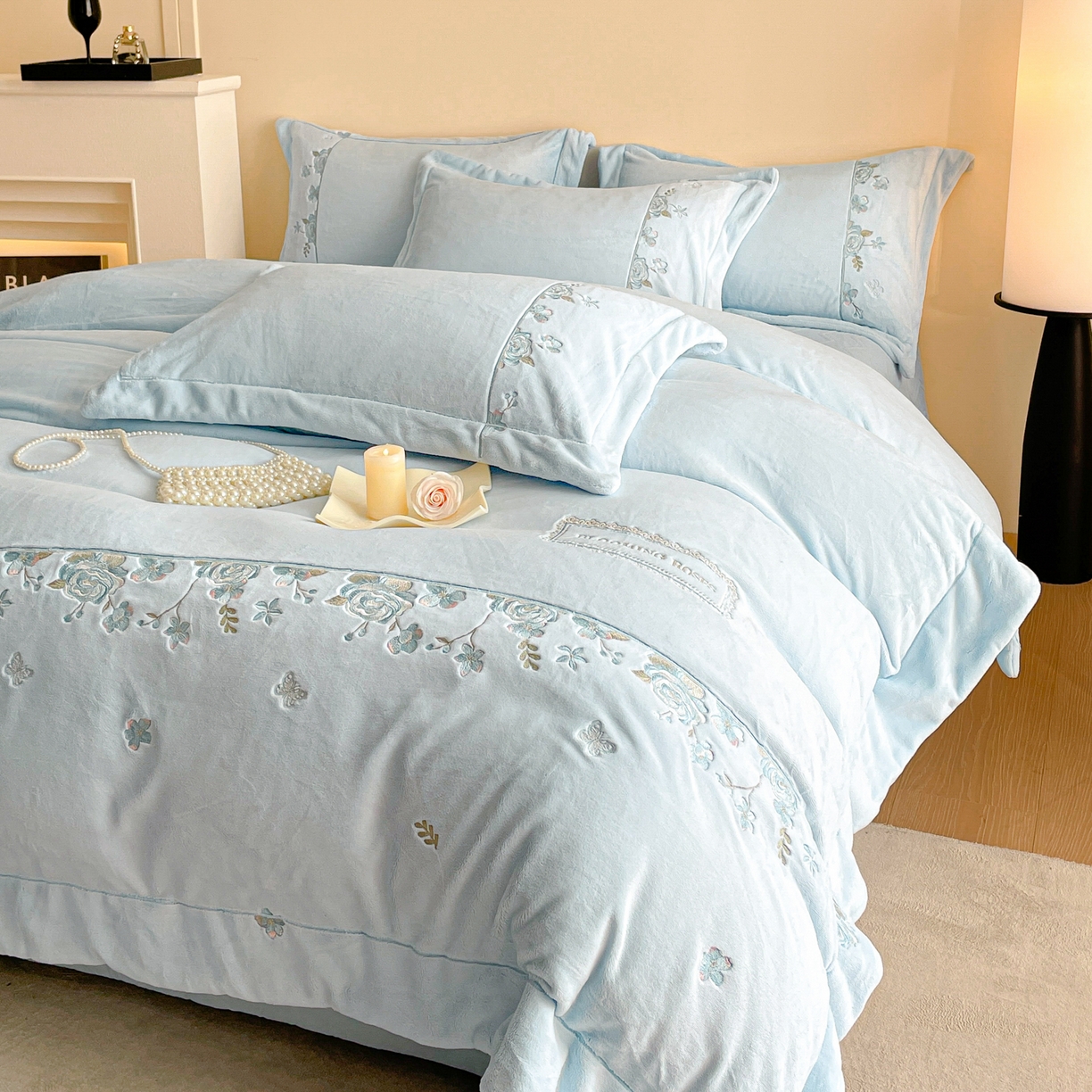 91家纺网 家纺一手货源 找家纺 新方向 2025新款高克重240克A类全消光刺绣牛奶绒四件套-花意浓 花意浓-星月蓝