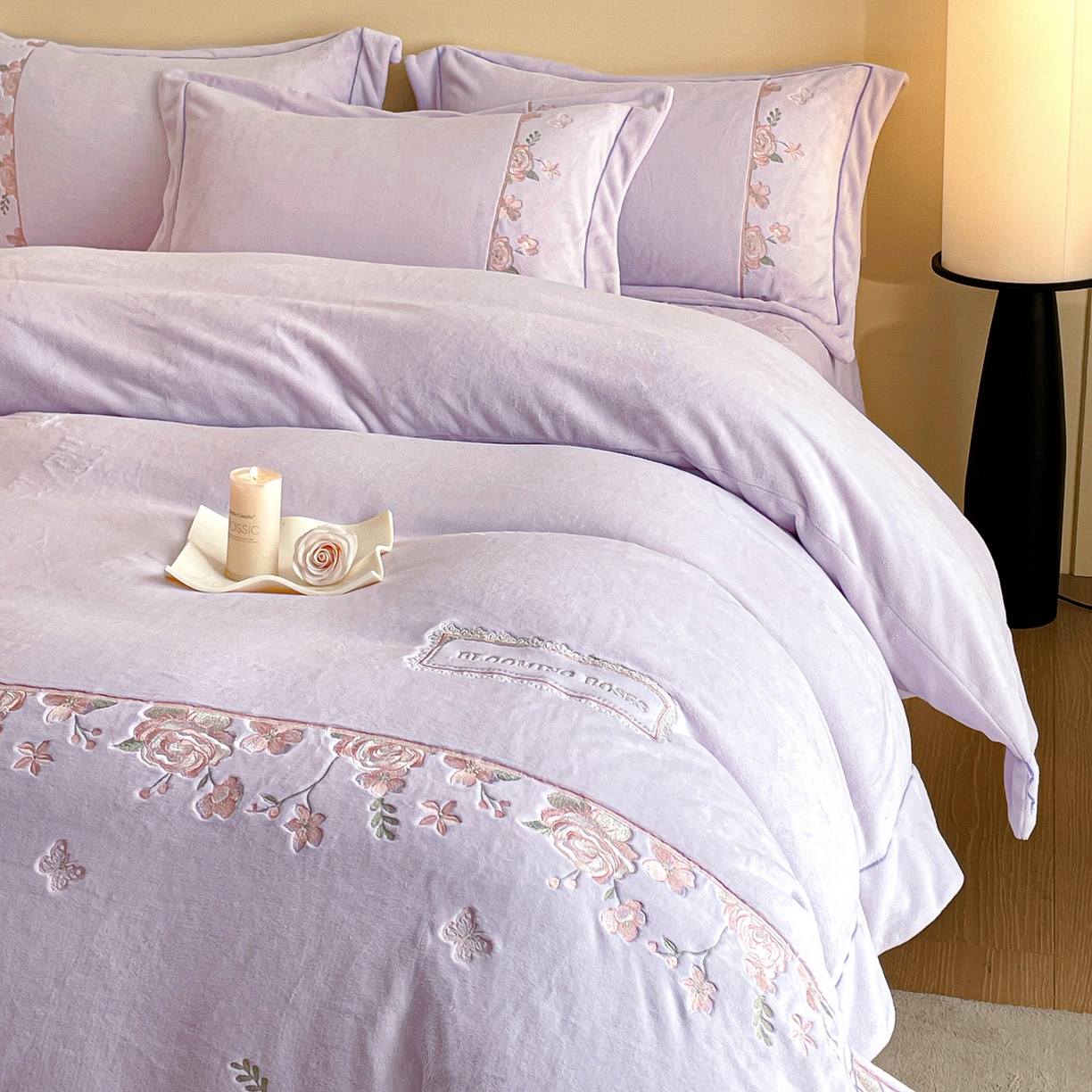 91家纺网 家纺一手货源 找家纺 新方向 2025新款高克重240克A类全消光刺绣牛奶绒四件套-花意浓 花意浓-魅紫