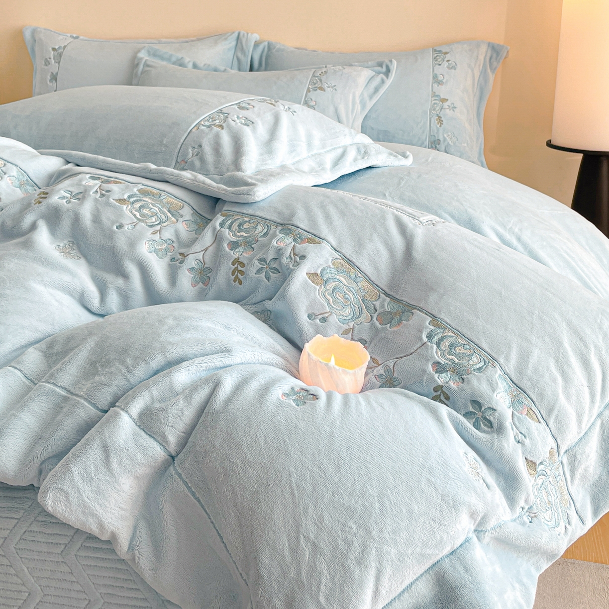 91家纺网 家纺一手货源 找家纺 新方向 2025新款高克重240克A类全消光刺绣牛奶绒四件套-花意浓 花意浓-星月蓝