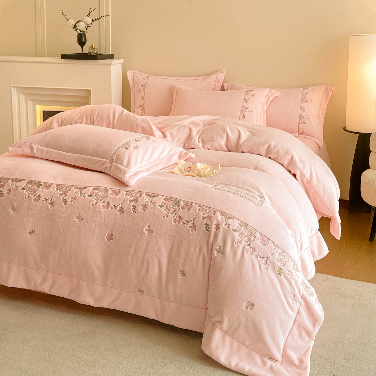 91家纺网 家纺一手货源 找家纺 新方向 2025新款高克重240克A类全消光刺绣牛奶绒四件套-花意浓 花意浓-蔷薇粉